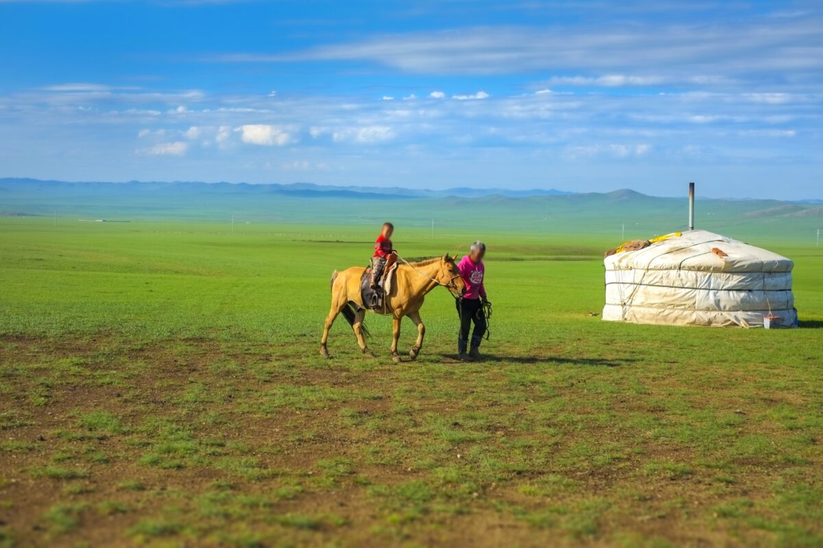 モンゴル_大草原とゲルのイメージ